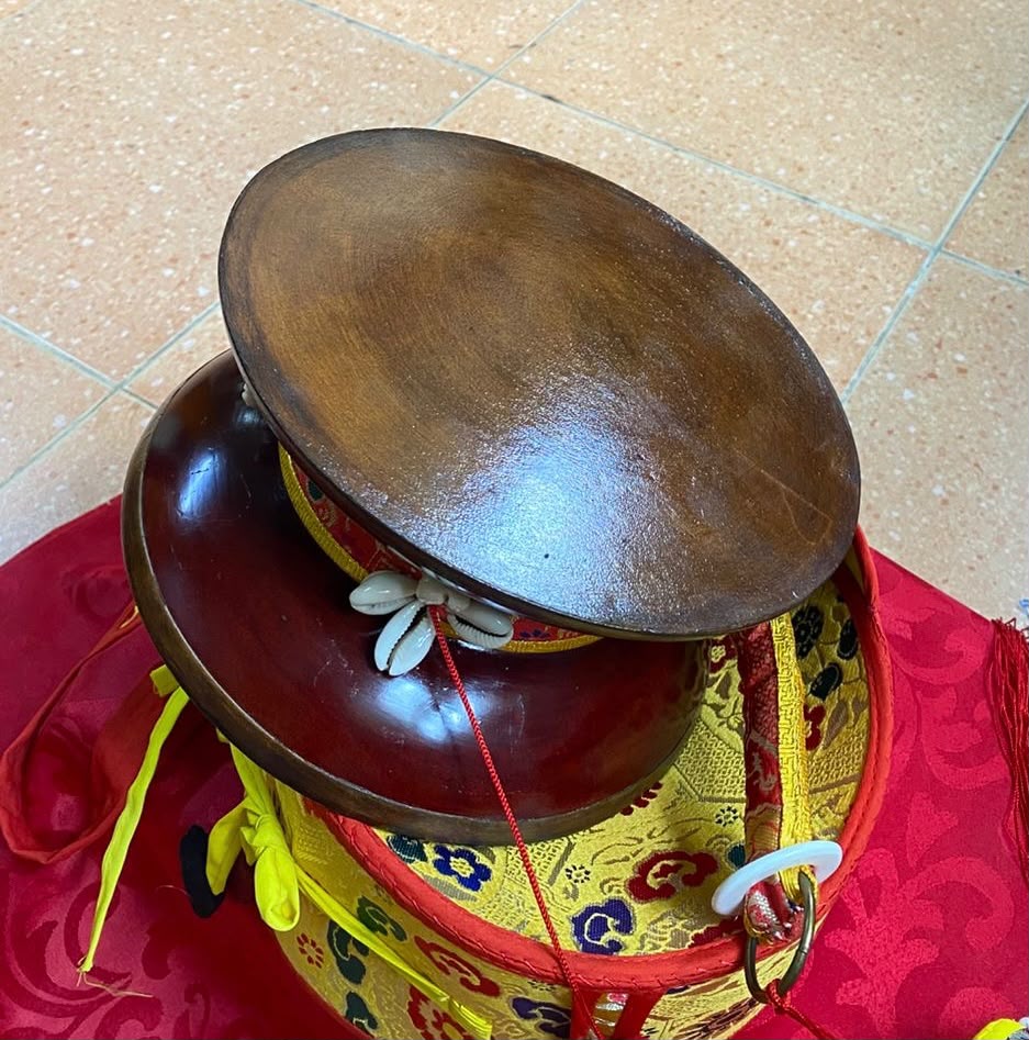 Chöd Damaru Drum – Special Edition for Chöd Practitioners 8 anh trong nau nen gach